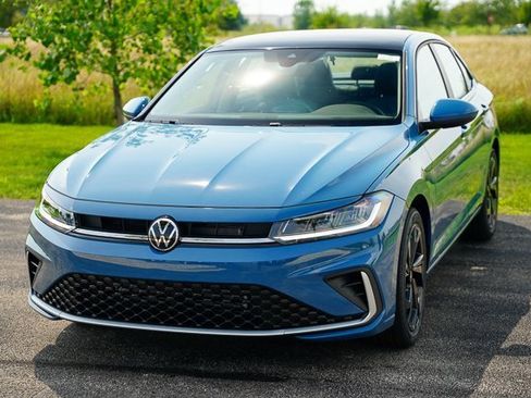 New 2025 Volkswagen Jetta SE image 4