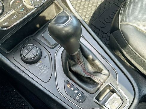 Used 2019 Jeep Cherokee Trailhawk AWD/4WD image 17
