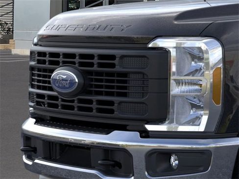 New 2025 Ford F250 XL w/ XL Chrome Package image 17
