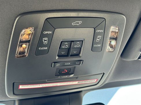 Used 2023 Toyota Sienna XLE image 21