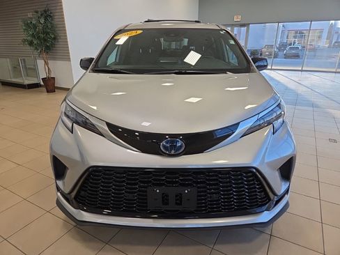 Used 2024 Toyota Sienna XSE w/ XSE Plus Package image 4