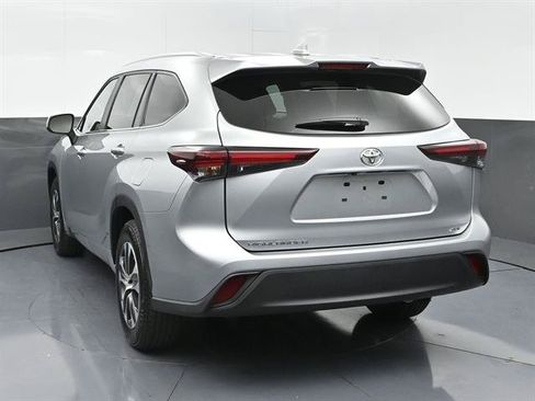 Certified 2025 Toyota Highlander XLE FWD image 4