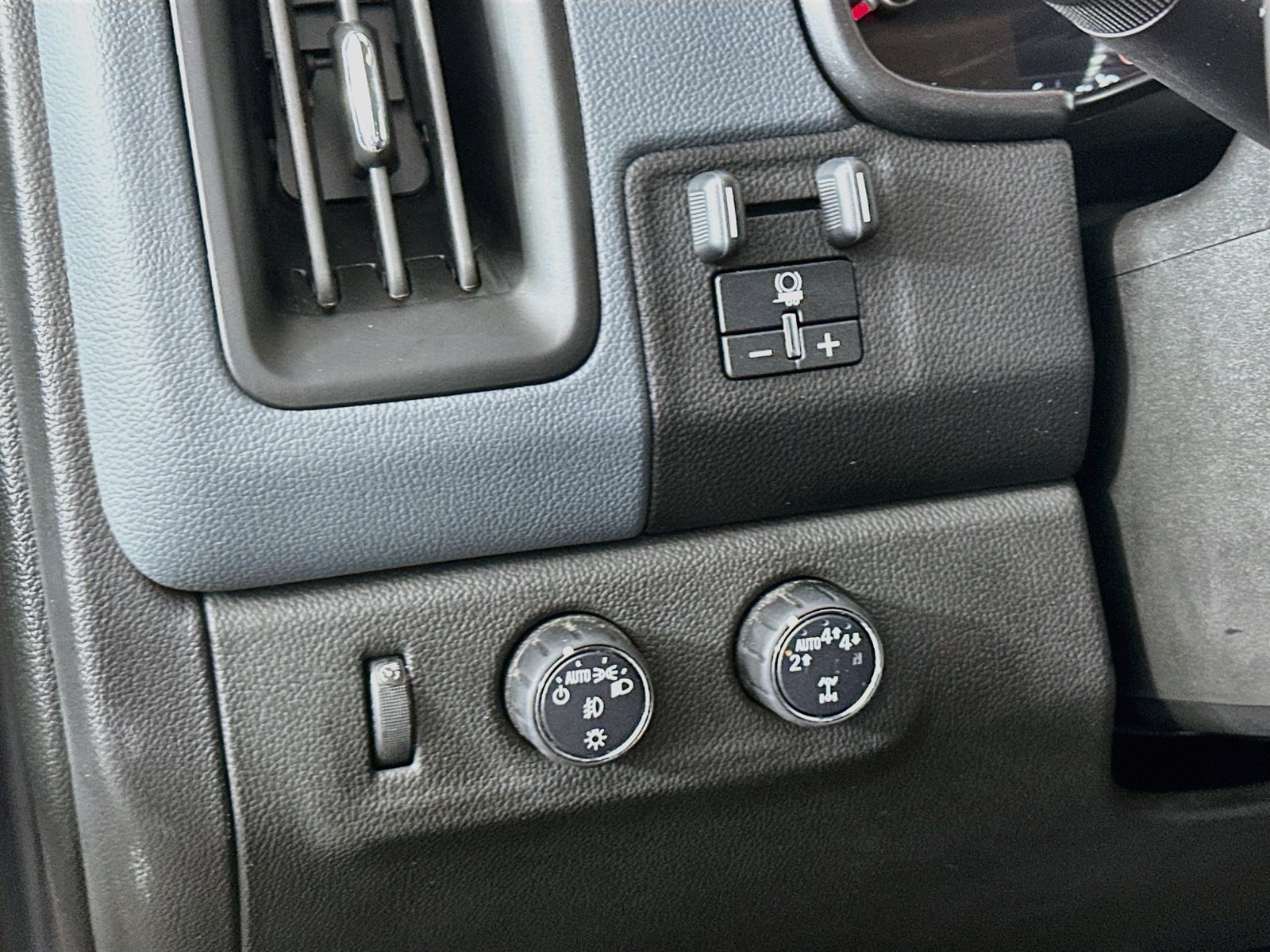 Used 2022 Chevrolet Colorado Z71 AWD/4WD image 11
