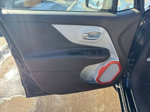 Used 2015 Jeep Renegade Limited image 9