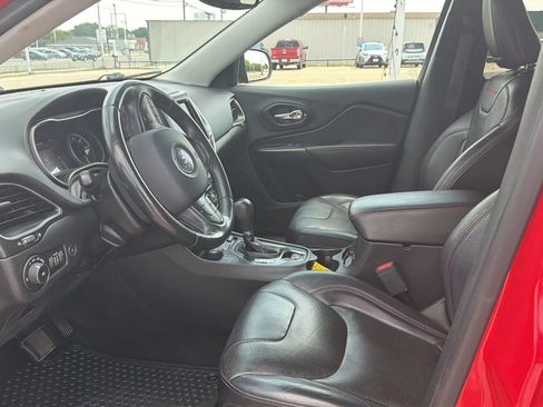 Used 2019 Jeep Cherokee Trailhawk AWD/4WD image 11