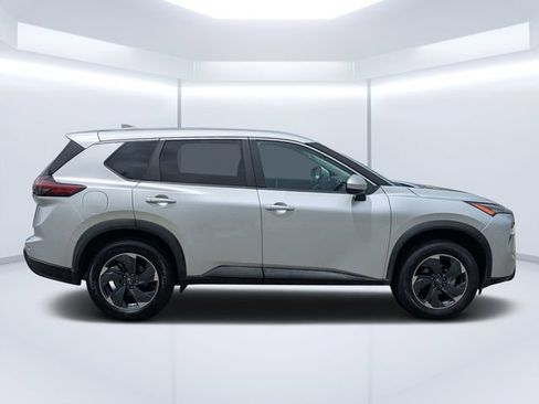 Used 2024 Nissan Rogue SV FWD image 2