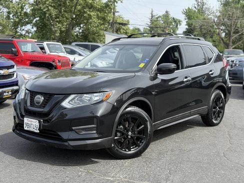Used 2018 Nissan Rogue SV image 3