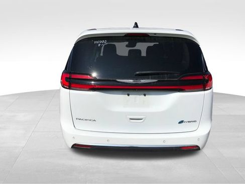 Used 2024 Chrysler Pacifica Limited FWD image 11
