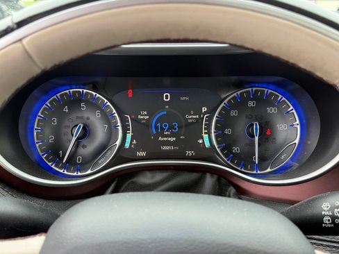 Used 2018 Chrysler Pacifica Limited w/ Tire & Wheel Group FWD image 17