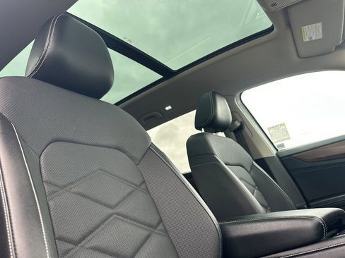 Used 2024 Volkswagen Atlas SE w/ Panoramic Sunroof Package FWD image 17