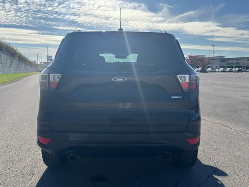 Used 2017 Ford Escape SE w/ SE Sport Appearance Package image 4