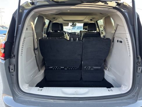 Used 2022 Chrysler Pacifica Limited image 35