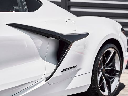 Used 2025 Chevrolet Corvette Z06 RWD image 12