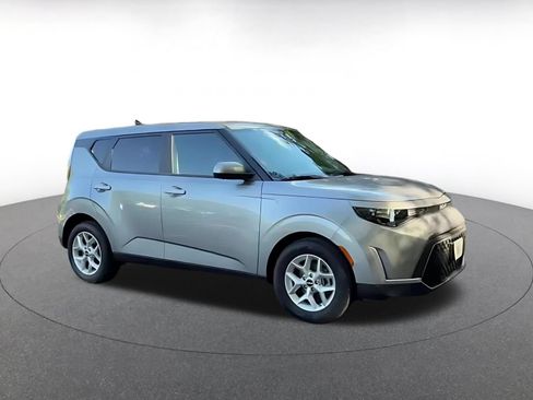 Used 2025 Kia Soul LX w/ LX Technology Package FWD image 2