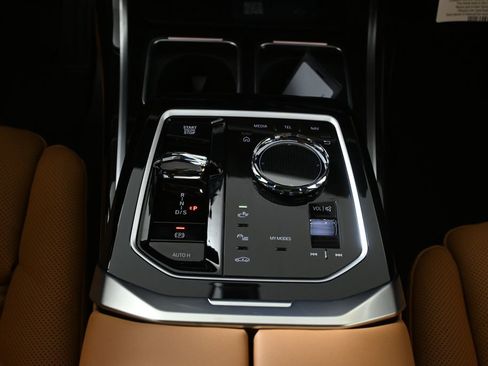 Used 2026 BMW 740i xDrive w/ Premium Package image 24