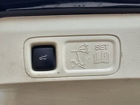 Used 2020 Lincoln Navigator Black Label w/ Cargo Convenience Package image 35