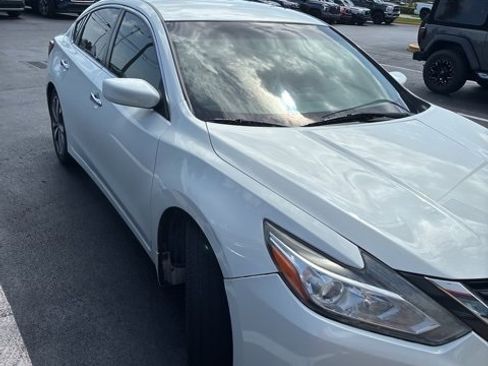 Used 2017 Nissan Altima 2.5 SR image 3