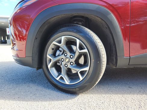 Used 2025 Chevrolet Trax LT w/ LT Convenience Package image 32