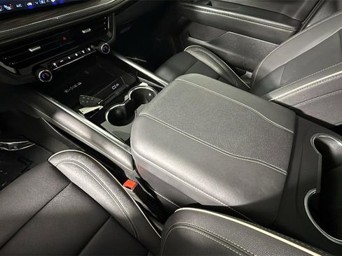 Certified 2025 Chevrolet Suburban Premier image 23