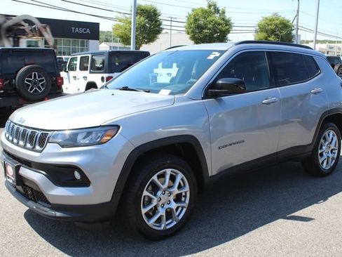 Used 2023 Jeep Compass Latitude AWD/4WD image 2