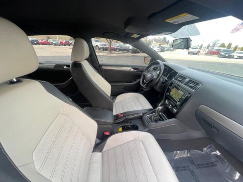 Used 2016 Volkswagen Jetta Sport FWD image 10