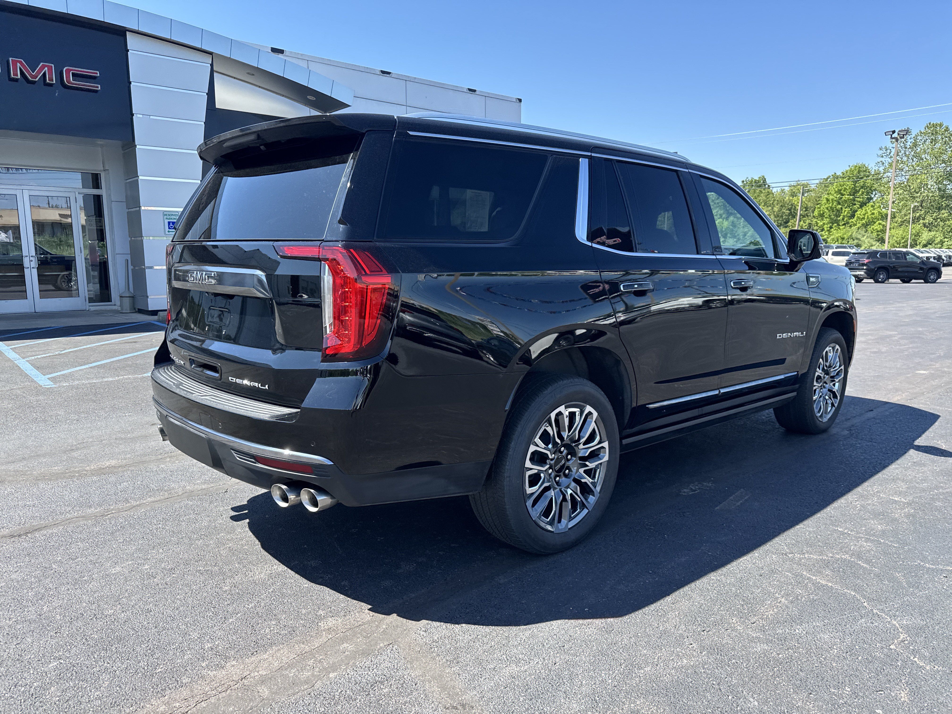 Used 2023 GMC Yukon Denali Ultimate AWD/4WD image 3