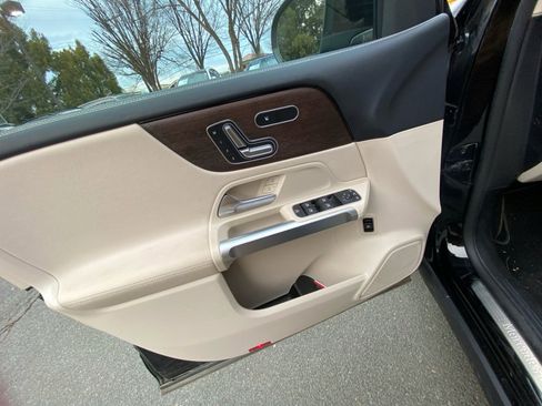 Used 2023 Mercedes-Benz GLB 250 4MATIC image 32