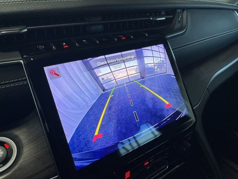 Used 2023 Jeep Grand Cherokee Limited image 12