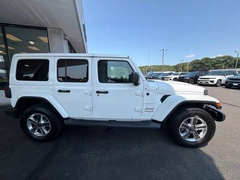 Used 2019 Jeep Wrangler Unlimited Sahara w/ Dual Top Group AWD/4WD image 4