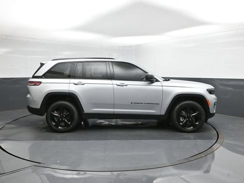 Used 2025 Jeep Grand Cherokee Limited w/ Black Appearance Package RWD image 11