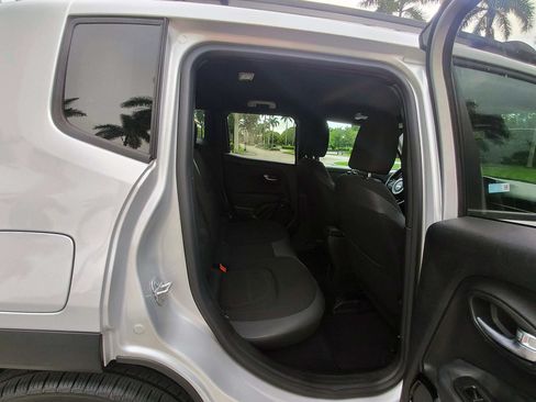 Used 2017 Jeep Renegade Altitude FWD image 34