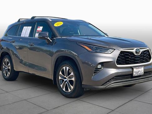 Used 2022 Toyota Highlander XLE FWD image 2