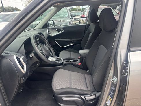 Used 2025 Kia Soul LX w/ LX Technology Package FWD image 24