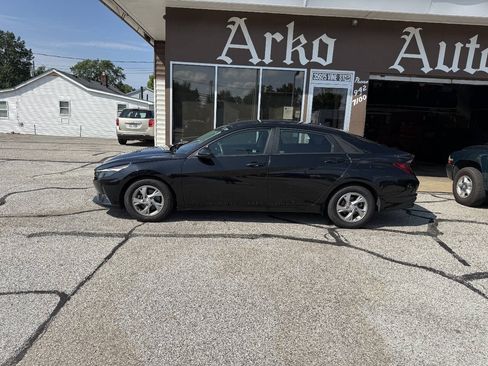 Used 2021 Hyundai Elantra SE FWD image 6