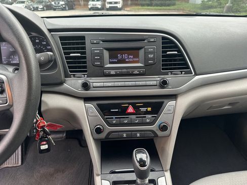 Used 2017 Hyundai Elantra SE image 27