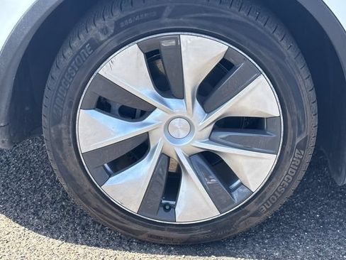 Used 2021 Tesla Model Y Long Range AWD/4WD image 9