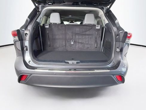 Used 2024 Toyota Highlander XLE FWD image 26