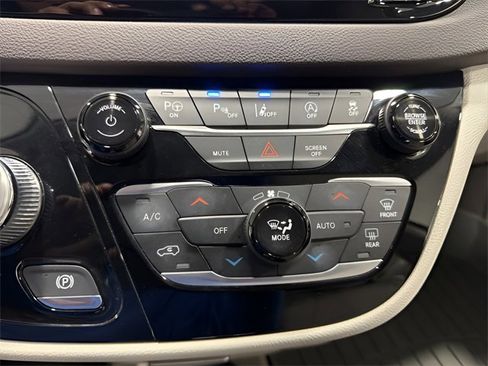 Used 2020 Chrysler Pacifica Touring-L Plus w/ Advanced Safetytec Group image 21