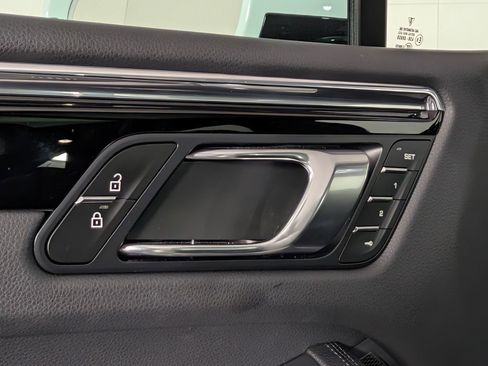 Certified 2025 Porsche Macan 2.0T image 24