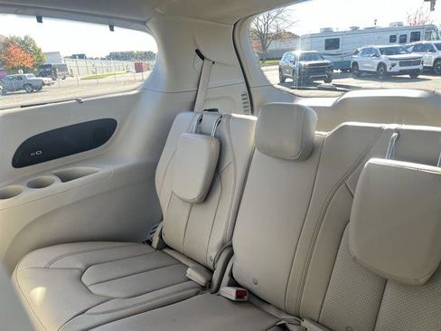 Used 2021 Chrysler Pacifica Touring-L image 23