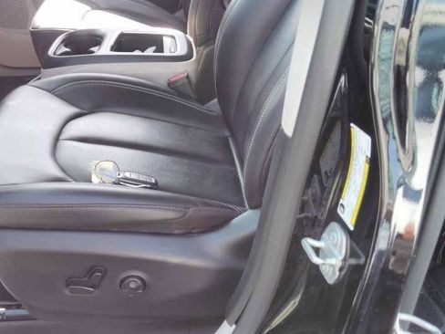 Used 2024 Chrysler Pacifica Limited FWD image 8