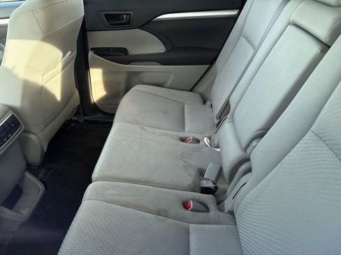 Used 2018 Toyota Highlander LE w/ Carpet Mat Package (TMS) image 8