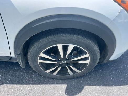 Certified 2019 Nissan Kicks SV image 9