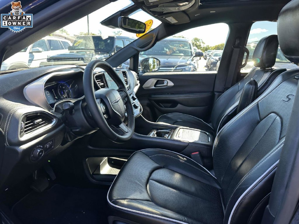 Used 2025 Chrysler Pacifica Limited FWD image 14
