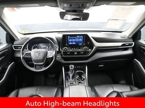 Used 2022 Toyota Highlander XLE AWD/4WD image 11