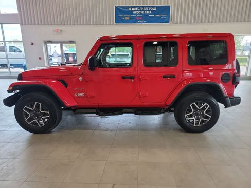Used 2024 Jeep Wrangler Unlimited Sahara w/ Technology Group AWD/4WD image 15