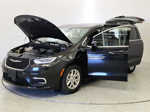 Used 2023 Chrysler Pacifica Touring-L FWD image 10