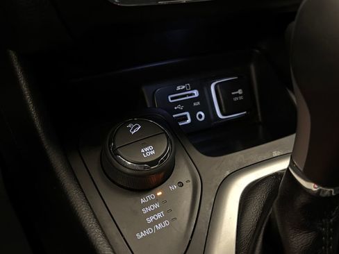 Used 2016 Jeep Cherokee Overland AWD/4WD image 16