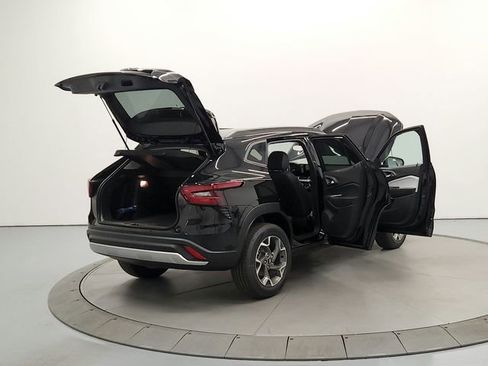 New 2025 Chevrolet Trax LT w/ Driver Confidence Package FWD image 15