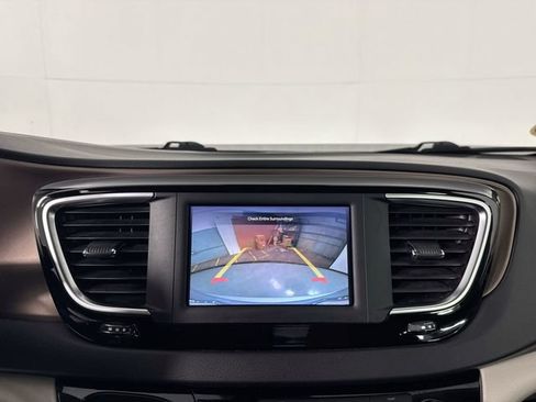 Used 2023 Chrysler Voyager LX FWD image 7